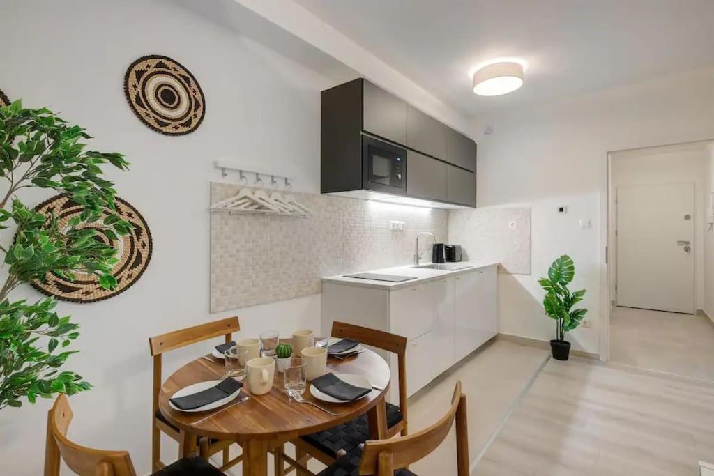 Terrace Vista-Modern 2Br Retreat, Budapest